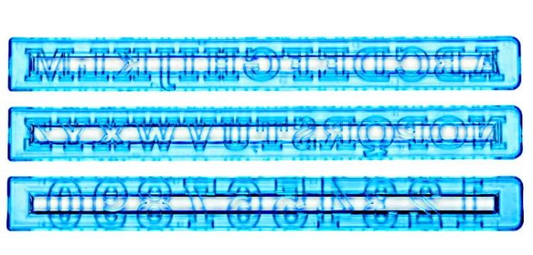 Szablony do wycinania lukrowych ozdób w kształcie liter i cyfr