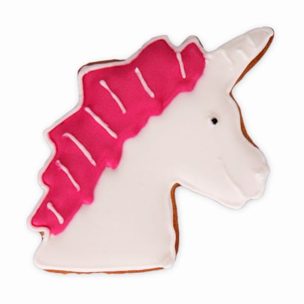 Zdjęcie udekorowanego ciastka w kształcie głowy jednorożca