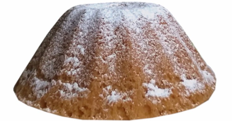 Zdjęcie upieczonej i oprószonej cukrem pudrem babki