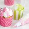 Dwukomorowy rękaw cukierniczy i udekorowane muffinki