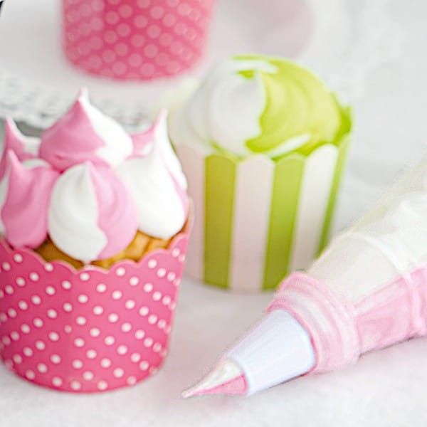 Dwukomorowy rękaw cukierniczy i udekorowane muffinki