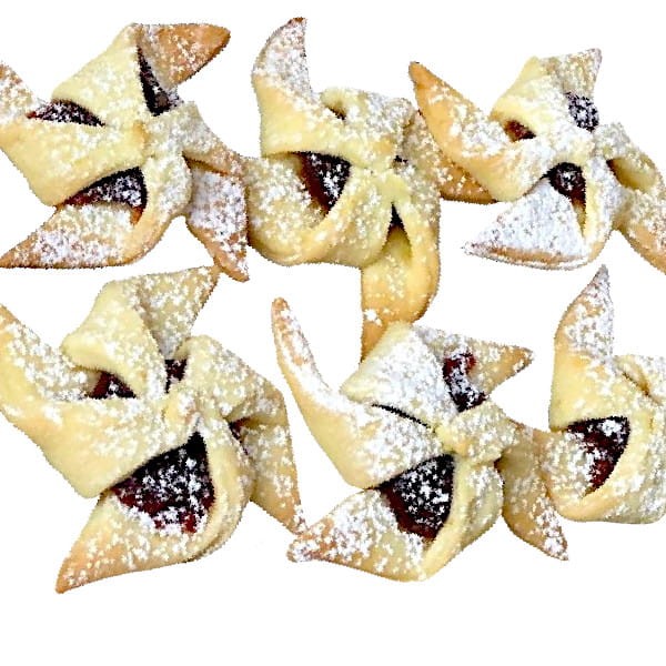 Ciastka wycięte foremką w kształcie wiatraczka