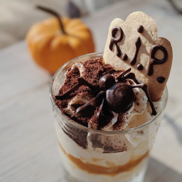 Deser z ciasteczkiem wyciętym foremką w kształcie nagrobka