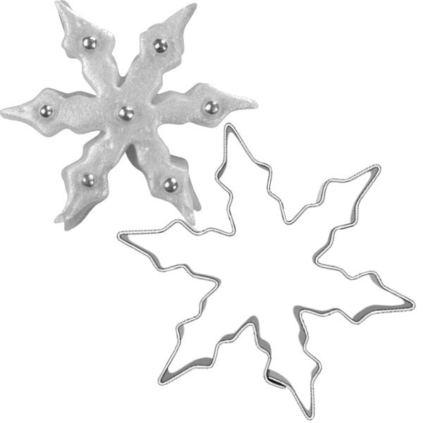 Foremka śnieżynka i wycięte nią ciasteczko