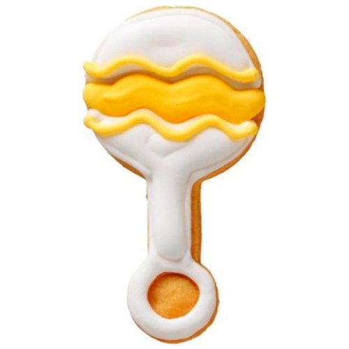 Udekorowane ciasteczko wykrojone foremką w kształcie grzechotki