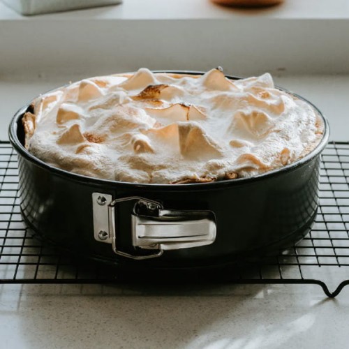 Zdjęcie upieczonego ciasta w okrągłej tortownicy