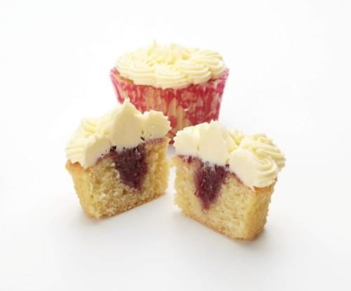 Zdjęcie pączków i babeczek nadziewanych marmoladą