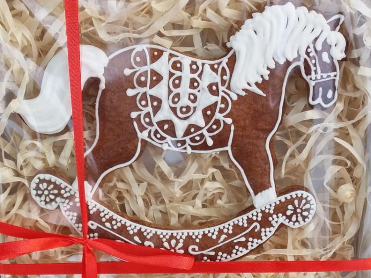 Udekorowany lukrem piernik z foremki koń na biegunach