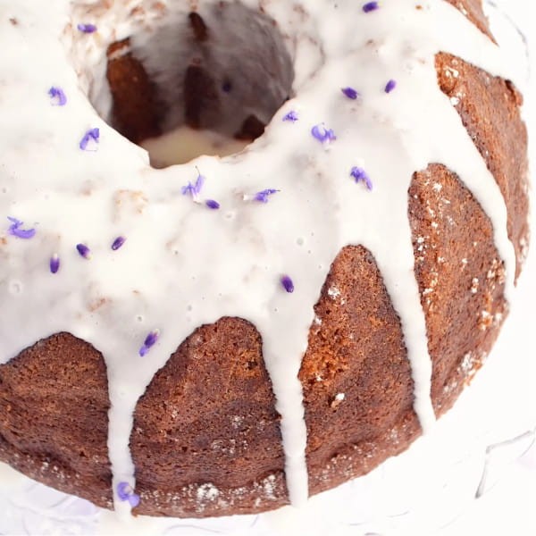 Babka upieczona w formie z kominkiem