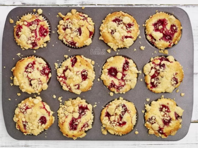 Forma do muffin z upieczonymi ciastkami