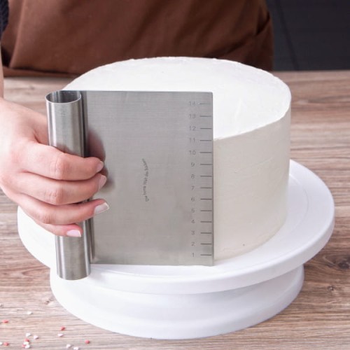 Brzeg tortu wygładzany skrobakiem cukierniczym.jpg