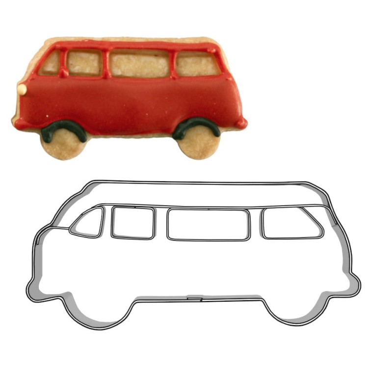 Foremka i wycięte nią ciastko w kształcie minibusa