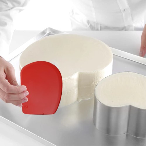 Cukiernik dekorujący tort skrobka