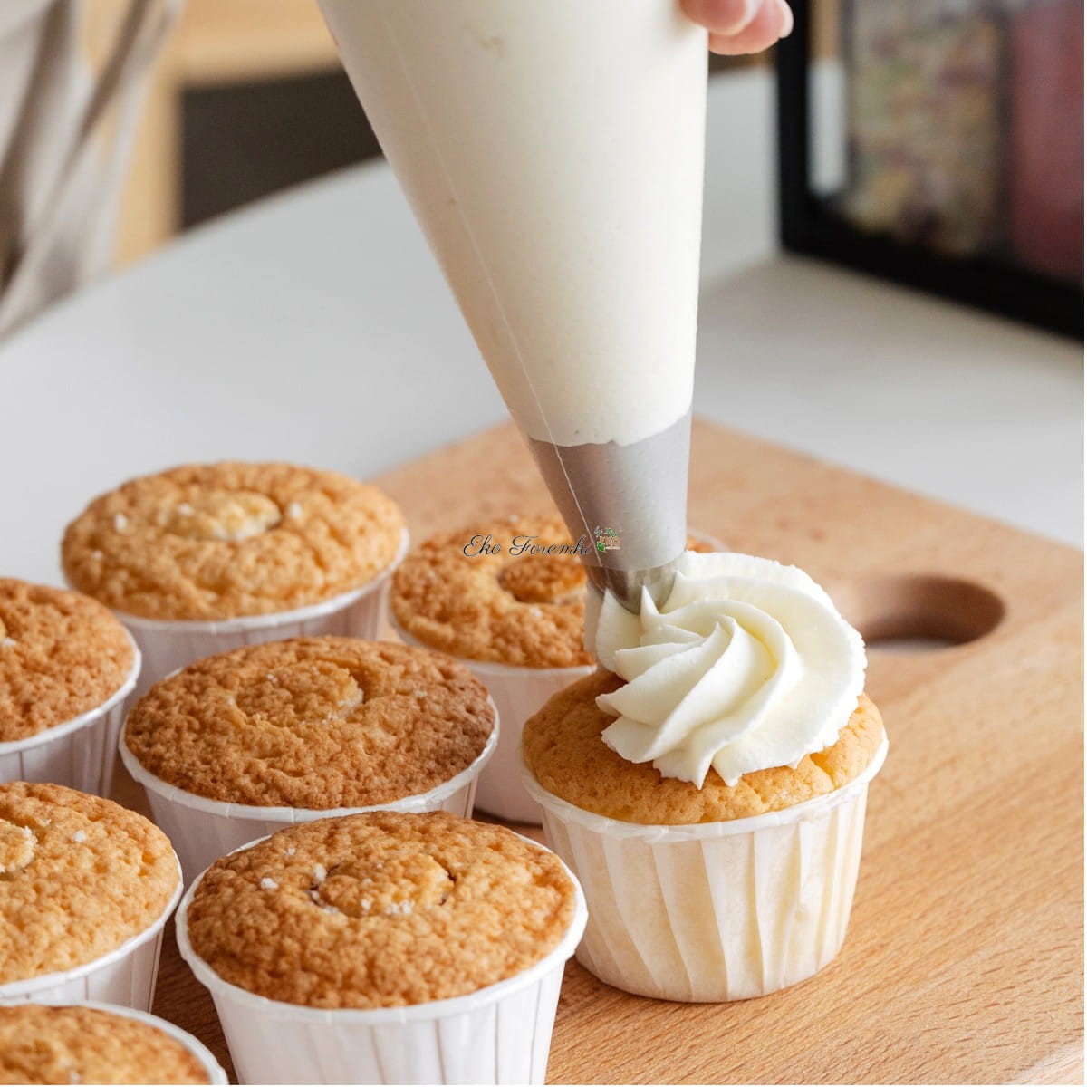 Dekorowanie muffinek przeźroczystym rękawem