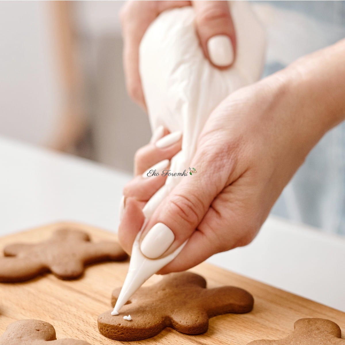 Dekorowanie pierniczków przy użyciu rękawa cukierniczego