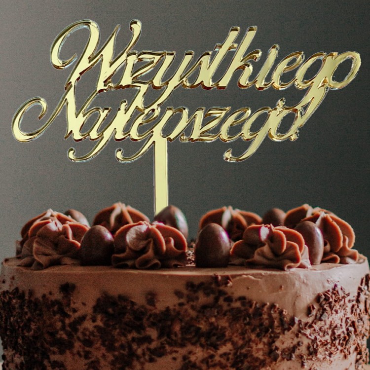 Złoty napis Wszystkiego Najlepszego na torcie urodzinowym