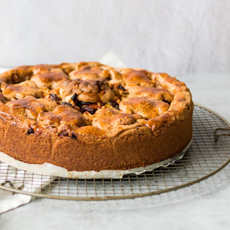 Ciasto z owocami upieczone w tortownicy