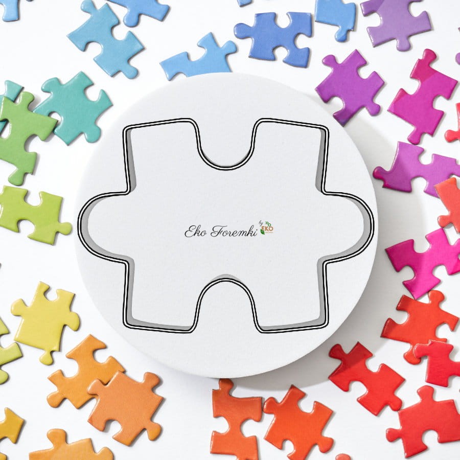 Foremka puzzle na tle kolorowych puzzli