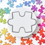 Foremka puzzle na tle kolorowych puzzli