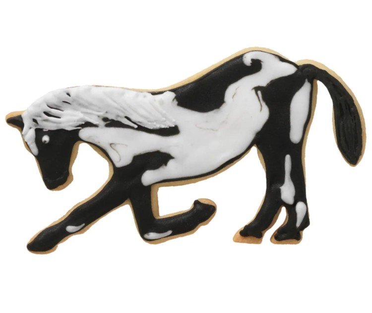 Udekorowane ciasteczko z foremki koń w ukłonie