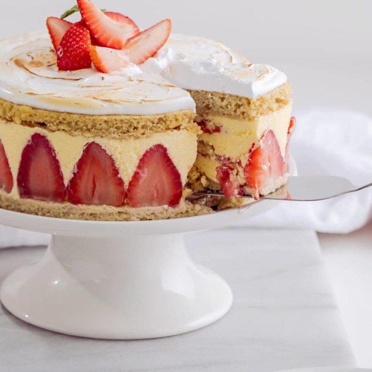 Okrągły tort truskawkowy