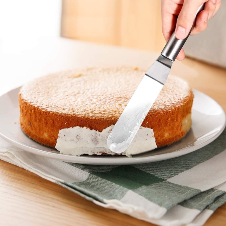 Nakładanie kremu na tort