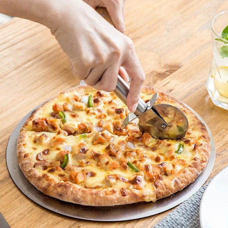 Krojenie pizzy okrągłym nożem