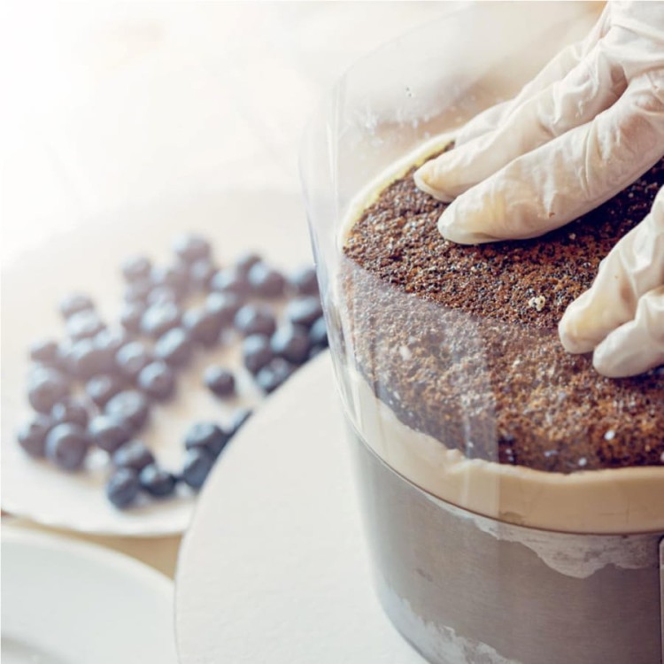 Układanie deseru w obręczy