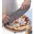 Krojenie pizzy za pomocą dużego noża