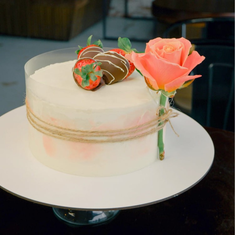Tort z żywą różą