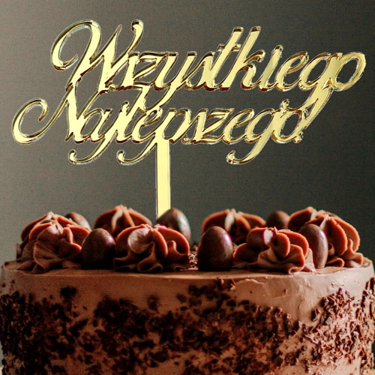 Złoty topper umieszczony w torcie urodzinowym