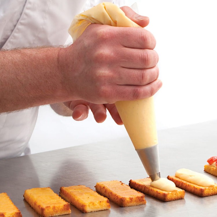 Nadziewanie ciastek kremem