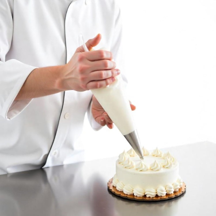 Dekorowanie tortu za pomocą rękawa cukierniczego