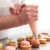 Dekorowanie muffinek za pomocą rękawa cukierniczego