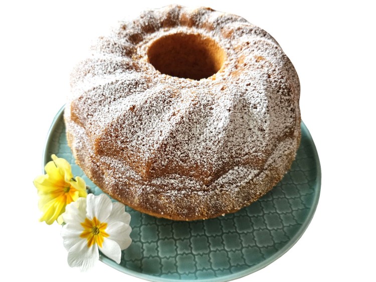 Babka wielkanocna z dużej formy