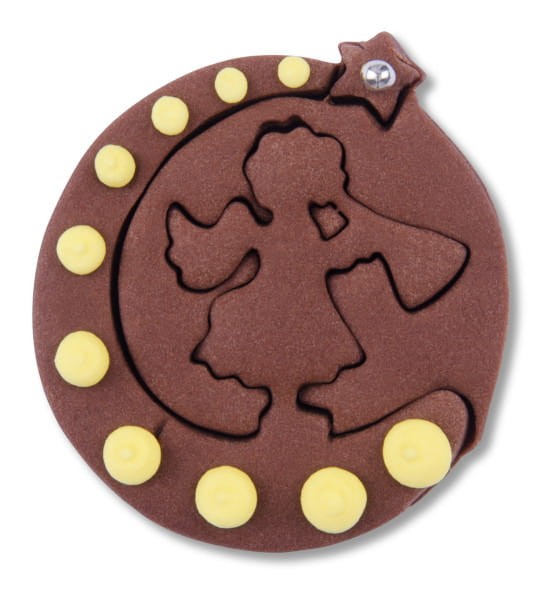 Udekorowane ciastko wycięte foremką w kształcie bombki