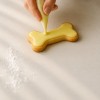 Dekorowane ciasteczko z foremki w kształcie kość