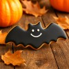 Lifestylowe zdjęcie ciastka w kształcie nietoperza wykonanego foremką na Halloween