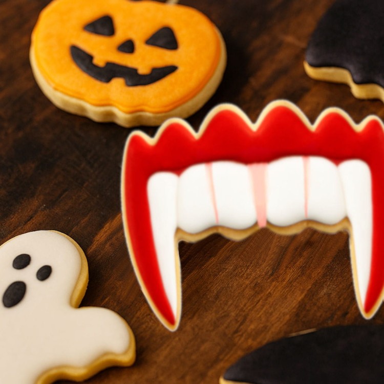 Ciasteczko-zeby-wampira-z-foremki-Halloween.jpg