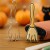 foremka miotła wiedźmy i ciasteczko udekorowane lukrem na tle dyni halloweenowych