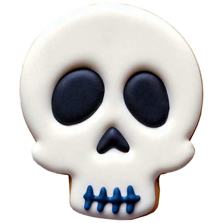 Ciasteczko w kształcie czaszki udekorowane białym i czarnym lukrem na Halloween