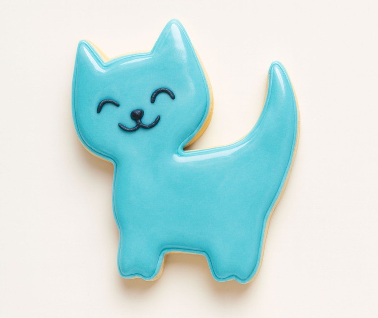 ciasteczko udekorowane niebieskim lukrem, wykonane foremką do ciastek w kształcie kotka