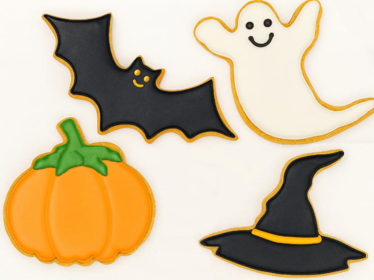udekorowane lukrem ciasteczka na halloween wykrojone foremkami