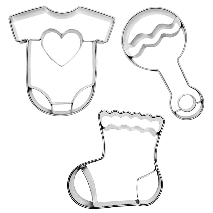Zestaw trzech foremek ze stali nierdzewnej: body z serduszkiem, grzechotka z falą i skarpetka z ozdobnym brzegiem – idealne na Baby Shower