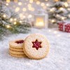 ciasteczko Linzer kółeczko 4 cm z wyciętą gwiazdką i konfiturą, obraz na świątecznym tle