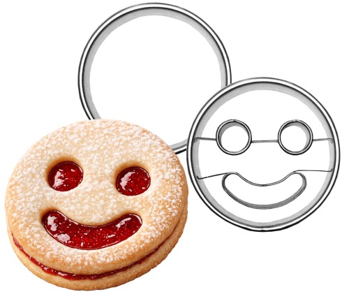 zestaw foremek smiley 5 cm: pełne kółko i kółko z otworkami oraz ciasteczko Linzer z marmoladą, obraz na białym tle