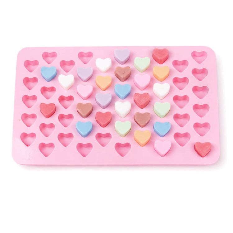 Forma silikonowa z 55 zgłębieniami w kształcie serduszek wraz z gotowymi sercami z tej formy