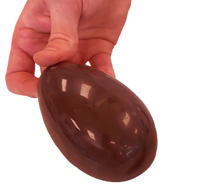 czekoladowe jajko wykonane w metalowych foremkach 3D