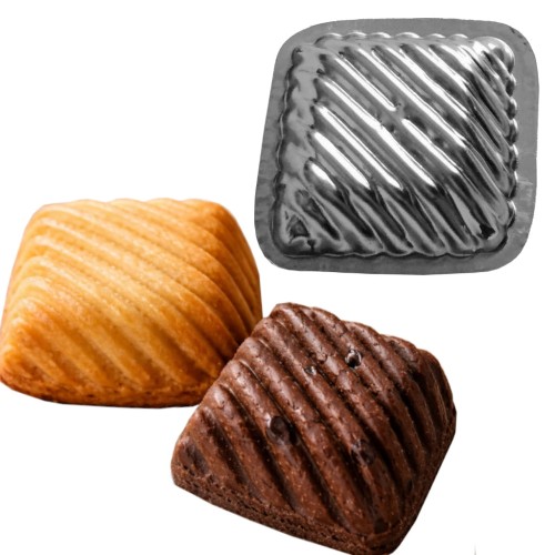 foremki kwadratowe do pieczenia oraz ciasteczka upieczone w foremkach, obraz na białym tle