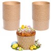 Zestaw papierowych form do panettone ułożonych w stosie oraz gotowy wielkanocny wypiek w jednej z foremek